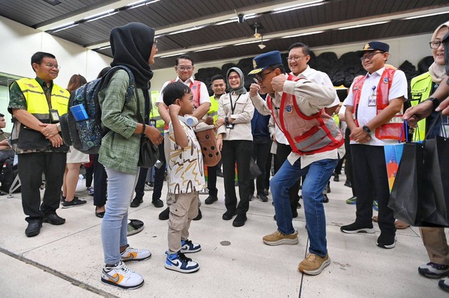 Menteri Perhubungan Budi Karya Sumadi meninjau kesiapan arus balik Lebaran di Bandara Soekarno Hatta, Kota Tangerang, Banten, Jumat (12/4/2024). Foto: Dok. Kemenhub