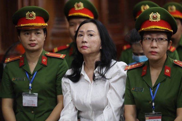 Taipan properti Vietnam Truong My Lan (tengah) hadir di pengadilan di kota Ho Chi Minh pada Kamis (11/4/2024). Foto: STR/AFP