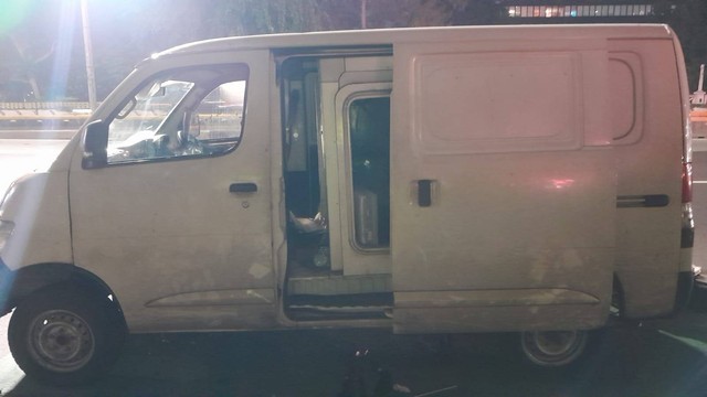Mayat pria petugas pengantar eskrim ditemukan tewas di dalam freezer mobil yang pecah ban di Jalan Jenderal Sudirman. Foto: Humas Polres Jakpus