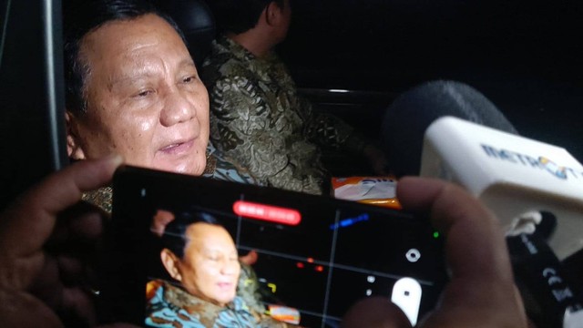 Prabowo Subianto saat meninggalkan kediaman SBY di Cikeas, Jumat (12/4). Foto: Thomas Bosco Foto: Thomas Bosco/kumparan