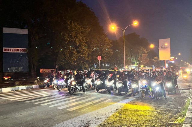 Suasana di Jalur arteri Pantura Cirebon, Jawa Barat, yang mulai dipadati pemudik hendak mengarah ke kawasan Jabodetabek, Jumat (12/4/2024). Foto: kumparan