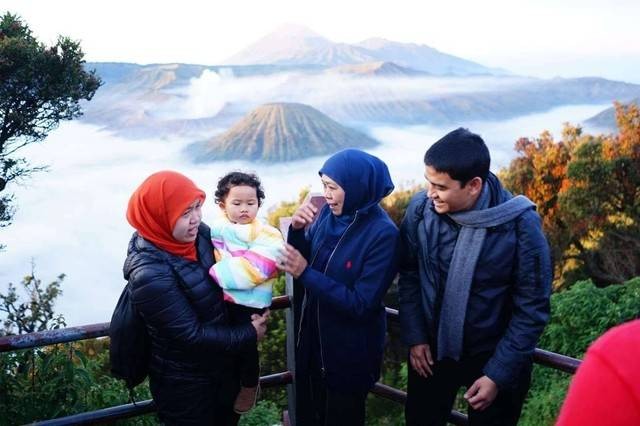 Khofifah bersama saat berkunjung ke Gunung Bromo. Foto: Humas Pemprov Jatim