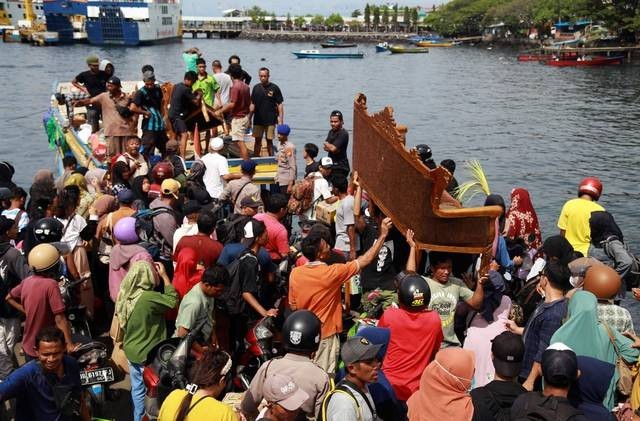 Sejumlah pemudik antre untuk naik ke kapal antarpulau tujuan Pulau Moti di Pelabuhan Bastiong Ternate, Maluku Utara, Senin (8/4/2024). Foto: Andri Saputra/Antara Foto