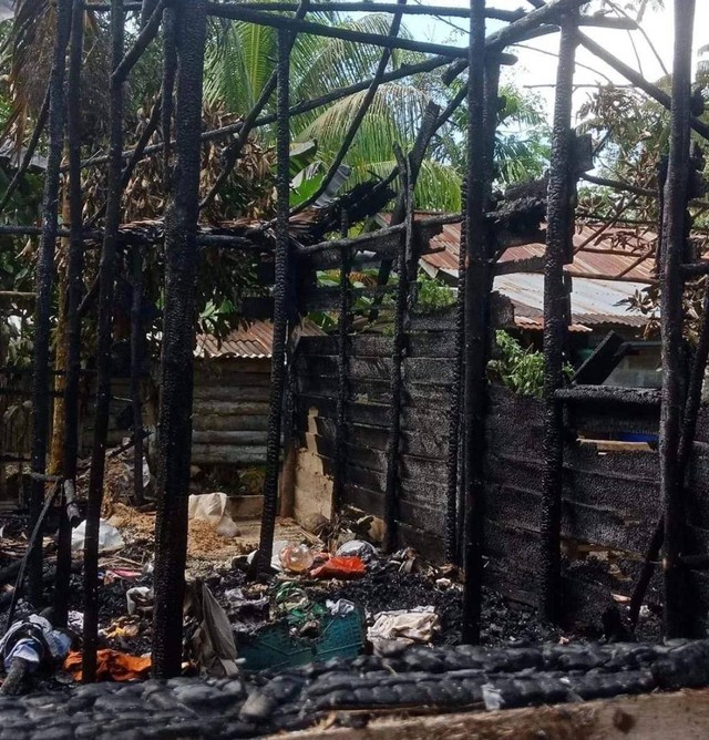 Rumah warga di Sambas hangus terbakar di hari pertama lebaran saat ditinggal numpang nonton TV di tetangga sebelah. Foto: Dok. Instagram @sambasinformasi