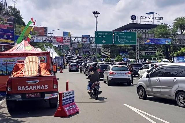 Kondisi lalu lintas menuju Puncak terpantau padat sejak pagi, Sabtu (13/4/2024). Foto: kumparan