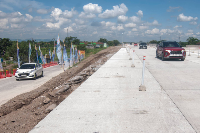 Kendaraan melintasi jalan tol fungsional Solo-Yogyakarta di Ngawen, Klaten, Jawa Tengah, Sabtu (13/4/2024). Foto: Aloysius Jarot Nugroho/ANTARA FOTO  