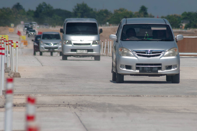 Kendaraan melintasi jalan tol fungsional Solo-Yogyakarta di Ngawen, Klaten, Jawa Tengah, Sabtu (13/4/2024). Foto: Aloysius Jarot Nugroho/ANTARA FOTO  