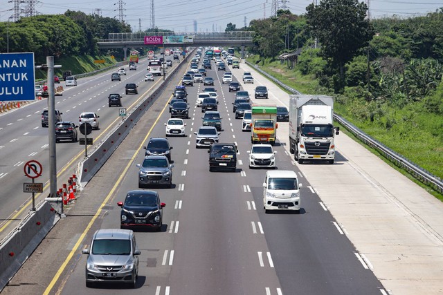 Kendaraan melintas di kawasan Tol Jakarta-Cikampek KM 57 arah Jakarta pada Sabtu (13/4/2024). Foto: Iqbal Firdaus/kumparan