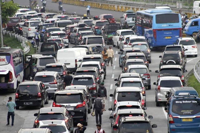 Kemacetan kendaraan menuju kawasan Puncak, pada Jumat (12/4/2024). Foto: kumparan