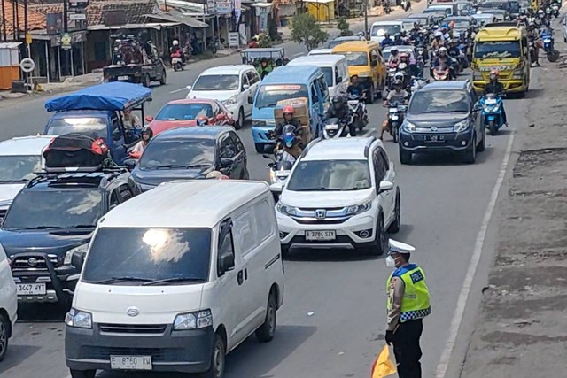 Kendaraan dari arah Jawa Tengah menuju Jabodetabek mulai memadati Jalur Arteri Pantura Cirebon di Simpang Palimanan, Jawa Barat, Sabtu (13/4/2024). Foto: Panji Asmara/kumparan