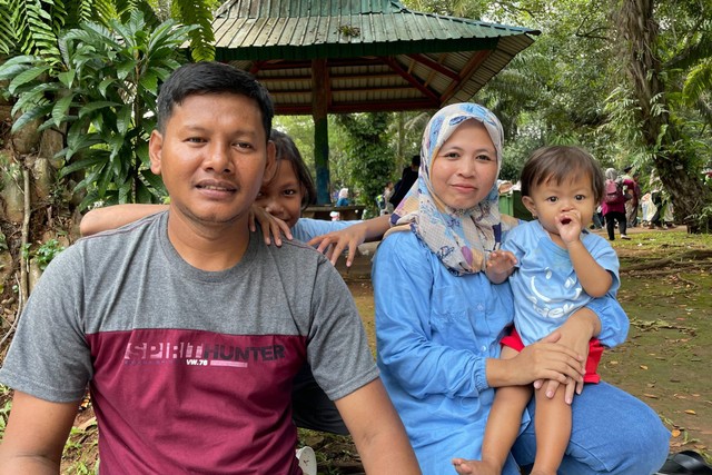 Agus Setyawan (36) bersama istri dan kedua anaknya, pengunjung Taman Margasatwa Ragunan, Jakarta Selatan, Sabtu (13/4/2024). Foto: Fadhil Pramudya/kumparan
