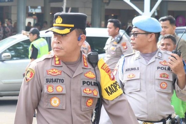 Kapolres Metro Jakarta Pusat Kombes Pol Susatyo Purnomo Condro mengimbau Stasiun Senen dan Gambir, Sabtu (13/4/2024). Foto: Dok. Humas Polres Jakpus