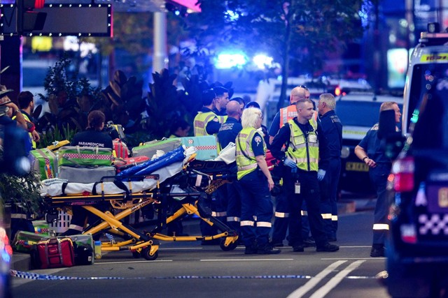 Petugas polisi dan pekerja layanan darurat terlihat di Bondi Junction setelah beberapa orang ditikam di dalam pusat perbelanjaan pinggiran timur di Sydney, Australia, Sabtu (13/4/2024). Foto: AAP Image/Bianca De Marchi via REUTERS