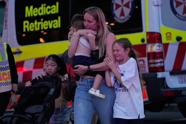 Orang-orang digiring keluar dari Pusat Perbelanjaan Westfield tempat banyak orang ditikam di Sydney, Sabtu, 13 April 2024. Foto: AP Photo/Rick Rycroft