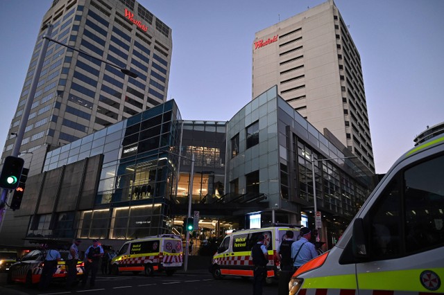 Layanan darurat terlihat di Bondi Junction setelah beberapa orang ditikam di dalam pusat perbelanjaan Westfield Bondi Junction di Sydney, Australia, Sabtu, 13 April 2024. Foto: Steven Saphore/AAP Image via AP