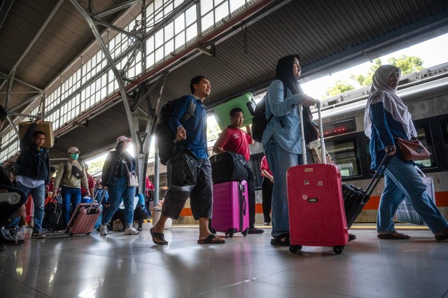 Sejumlah pemudik kereta api Fajar Utama Yogyakarta berjalan keluar setibanya di Stasiun Pasar Senen, Sabtu (13/4/2024).  Foto: Aprillio Akbar/ANTARA FOTO