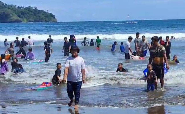 Wisatawan datangi objek wisata Pantai Pangandaran, Jawa Barat, Sabtu (13/4/2024). Foto: kumparan