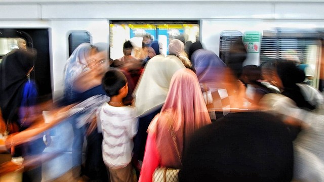 Masyarakat Palembang yang memanfaatkan LRT menjadi wisata urban selama lebaran, Sabtu (13/4) Foto: ary priyanto/urban id
