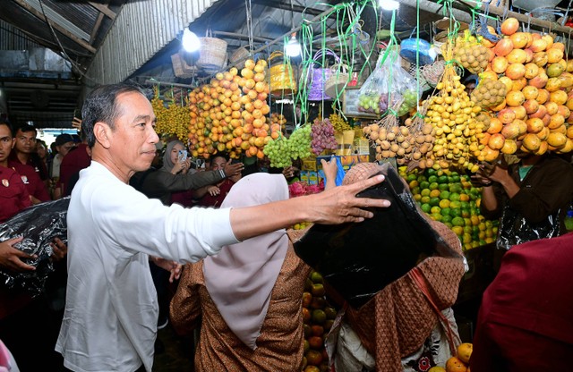 Presiden Joko Widodo berbelanja di Pasar Buah Berastagi. Foto: Muchlis Jr/Biro Pers Sekretariat Presiden