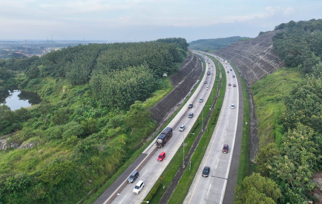 Foto udara kendaraan melintas di Tol Cikopo-Palimanan KM 182 arah Jakarta saat pemberlakuan sistem satu arah atau one way di Cirebon, Jawa Barat, Sabtu (13/4/2024). Foto: Akbar Nugroho Gumay/ANTARA FOTO