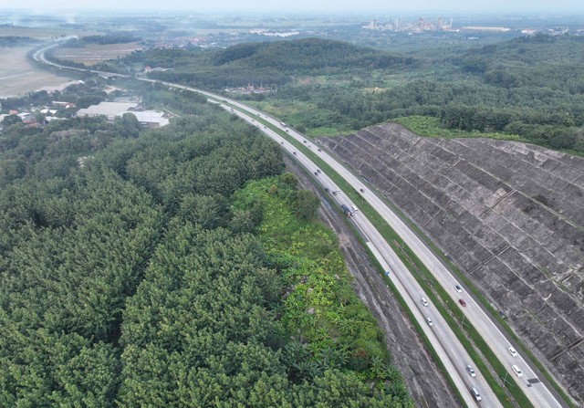 Foto udara kendaraan melintas di Tol Cikopo-Palimanan KM 182 arah Jakarta saat pemberlakuan sistem satu arah atau one way di Cirebon, Jawa Barat, Sabtu (13/4/2024). Foto: Akbar Nugroho Gumay/ANTARA FOTO