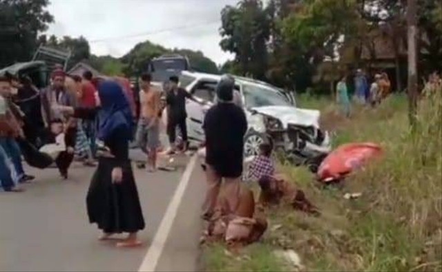Kecelakaan lalu lintas di Lampung Utara melibatkan kendaraan Pikap dan Minibus. | Foto: Ist