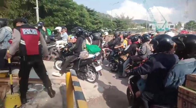 Ratusan Pemudik Bermotor Mulai Tiba di Pelabuhan Merak. Foto: kumparan