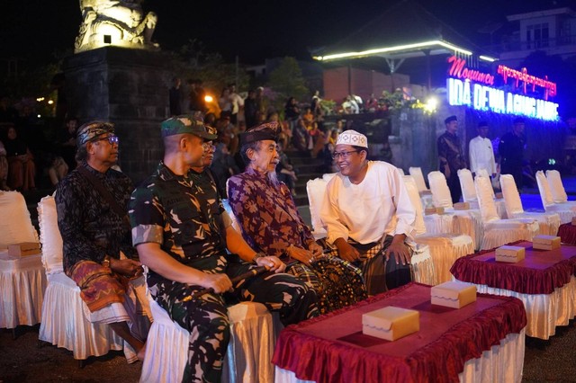 Umat muslim di Klungkung bersama Raja Klungkung XII Ida Dalem Smara Putra saat malam takbiran. Foto: Panitia Hari Besar Islam Kabupaten Klungkung.