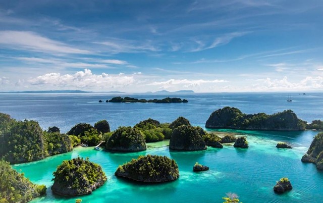 Pantai di Raja Ampat Papua. Foto hanya ilustrasi, bukan tempat sebenarnya.  Sumber Unsplash/Sutirta Budiman