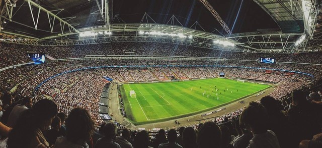 https://pixabay.com/id/photos/hadirin-sepak-bola-stadion-1866738/