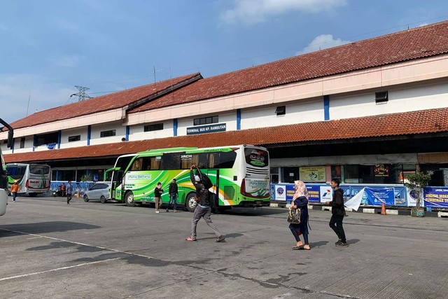 Suasana di Terminal Kampung Rambutan, Jakarta Timur jelang berakhirnya cuti bersama Lebaran 2024, Minggu (14/4/2024). Foto: Luthfi Humam/kumparan