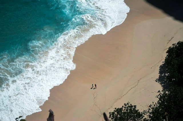 Pantai di Lombok. Foto hanya ilustrasi, bukan tempat sebenarnya. Sumber: Unsplash/ryan farid