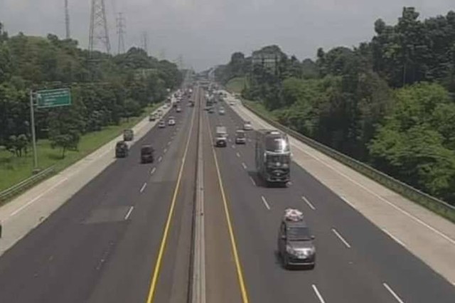 Arus lalu lintas di Tol Jakarta-Cikampek, Minggu (14/4/2024). Foto: Dok tangkapan layar Travoy