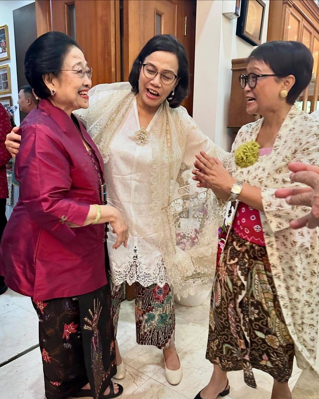 Presiden ke-5 RI Megawati Soekarnoputri bersama Menteri Keuangan Sri Mulyani dan Menteri Luar Negeri Retno Marsudi. Foto: Instagram @smindrawati