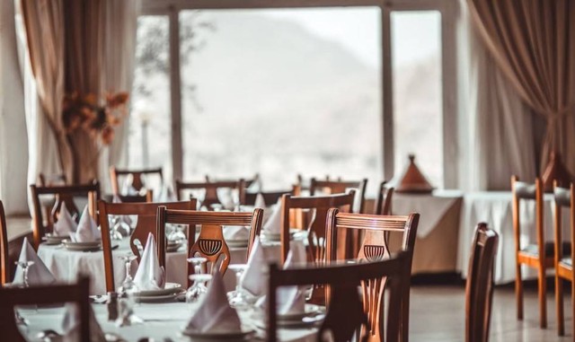 Restoran Timur Tengah di Bandung. Foto hanyalah ilustrasi bukan tempat sebenarnya. Sumber: Unsplash/Zakaria Zayane