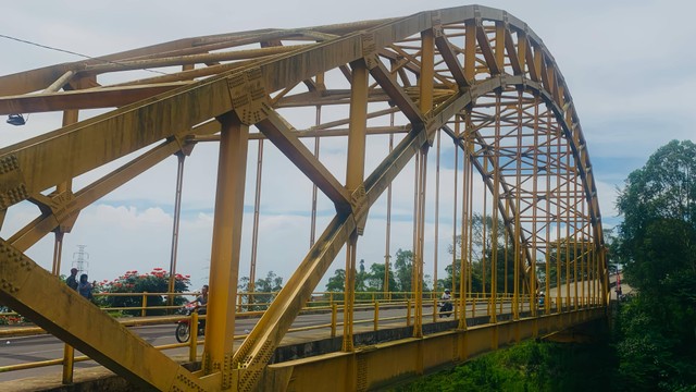 Para pemudik Lebaran 2024 tampak melintasi Kamojang Hill Bridge. Foto: Epul Saepul