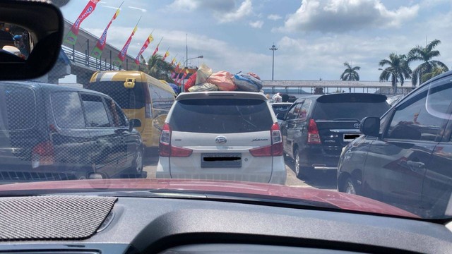 Suasana antrean kendaraan menjelang Idulfitri | Foto: Wini Nur Azizah