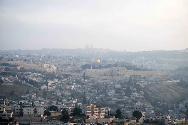Pemandangan panorama Kota Tua Yerusalem saat terbit fajar, setelah Iran melancarkan serangan drone dan rudal ke Israel, Minggu (14/4/2024). Foto: Ronaldo Schemidt/AFP
