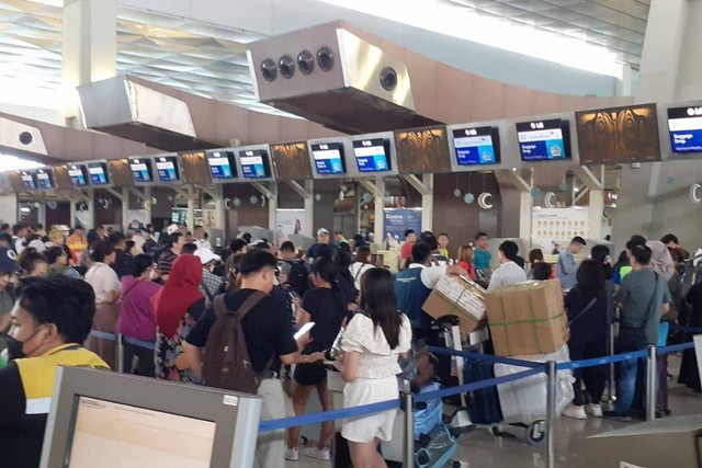 Sebagai ilustrasi: Antrean di Bandara Soekarno-Hatta, Minggu (14/4/2024) Foto: Dok kumparan