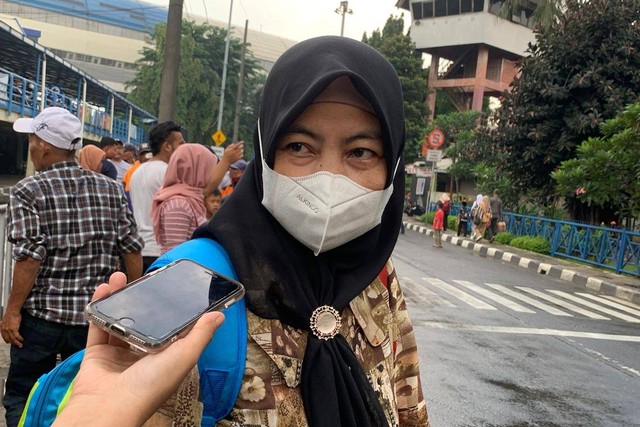 Siti Nurlatipah (51), pemudik dari Singaparna, Tasikmalaya, Jawa Barat di Terminal Kampung Rambutan, Jakarta Timur, Minggu (14/4/2024).  Foto: Luthfi Humam/kumparan