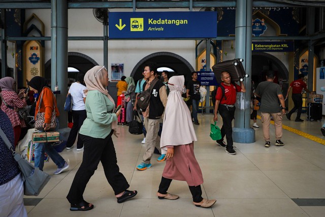 Sejumlah pemudik tiba di Stasiun Pasar Senen, Jakarta, Minggu (14/4/2024). Foto: Iqbal Firdaus/kumparan