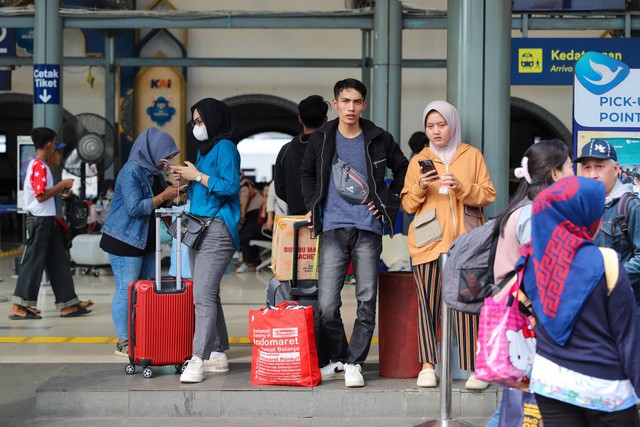 Sejumlah pemudik tiba di Stasiun Pasar Senen, Jakarta, Minggu (14/4/2024). Foto: Iqbal Firdaus/kumparan