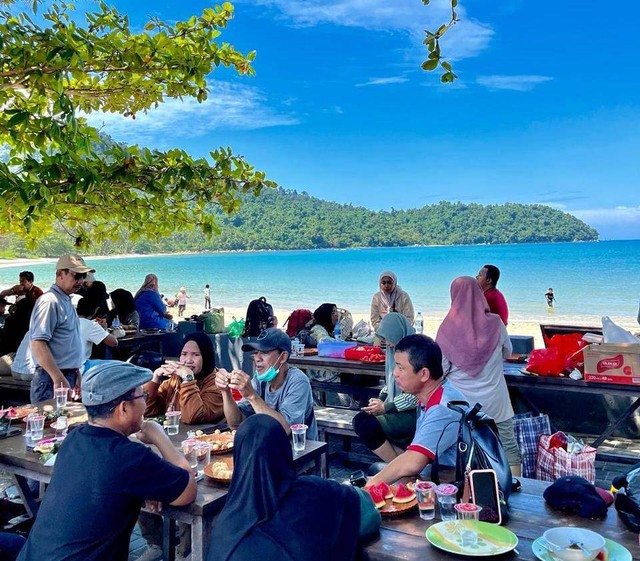 Pengunjung memadati kawasan wisata Pulau Temajo Mempawah. Foto: M. Zain/Hi!Pontianak