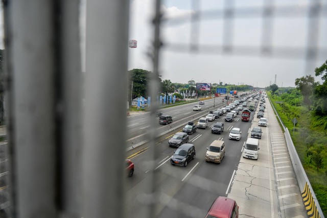 Kendaraan terjebak kemacetan menuju arah Jakarta di KM 56 Tol Jakarta-Cikampek, Kabupaten Karawang, Jawa Barat, Minggu (14/4/2024). Foto: Raisan Al Farisi/ANTARA FOTO