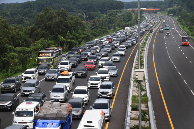 Kendaraan terjebak kemacetan di jalur satu arah atau one way Tol Cikopo-Palimanan, Karawang KM 75, Jawa Barat, Minggu (14/4/2024). Foto: Akbar Nugroho Gumay/ANTARA FOTO