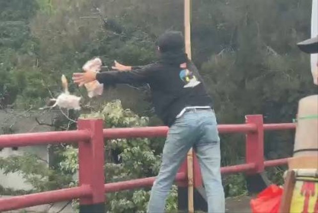 Pemuda keluar dari mobil lalu buang sampah sembarangan di Cianjur. Foto: Dok. Istimewa