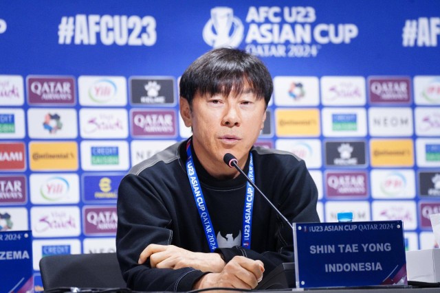 Shin Tae-yong dalam sesi konferensi pers jelang Piala Asia U-23 di Qatar, Minggu (14/4/24). Foto: Dok PSSI