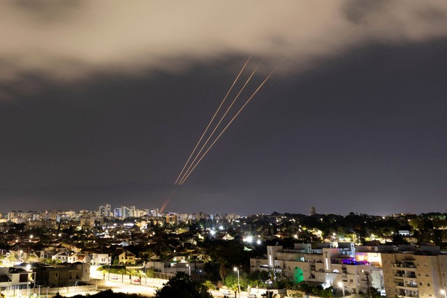 Benda-benda dicegat di langit setelah Iran meluncurkan drone dan rudal ke arah Israel, seperti yang terlihat dari Ashkelon, Israel (14/4/2024)  Foto: Amir Cohen/REUTERS