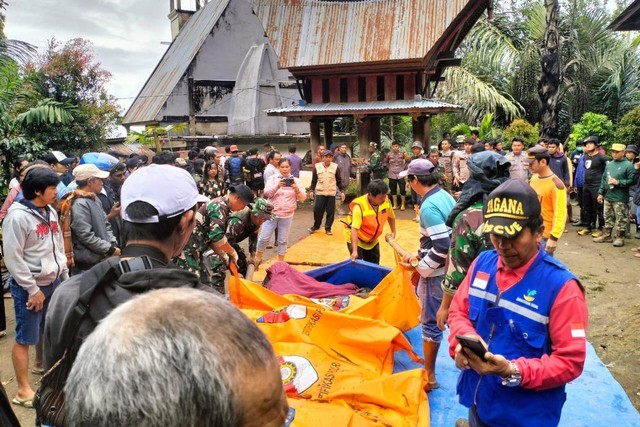 Tim SAR gabungan evakuasi korban longsor di Tana Toraja, Sulawesi Selatan, Minggu (14/4/2024). Foto: BPBD Sulsel