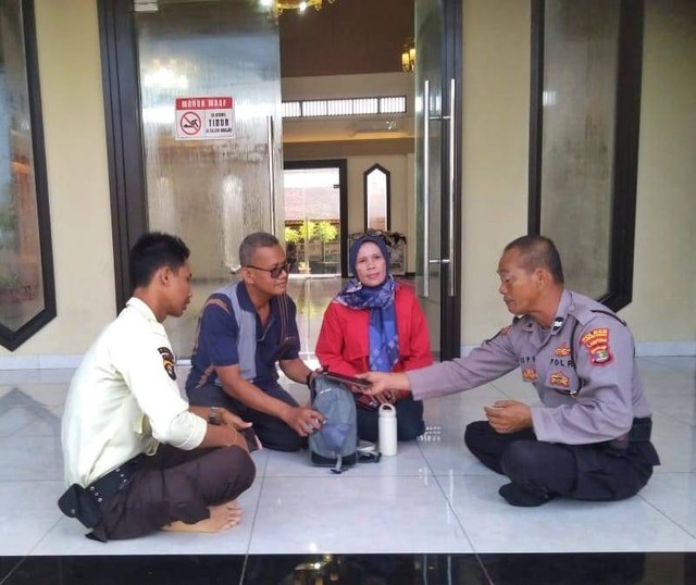 Aiptu Supriyanto saat mengembalikan tas pemudik berisi uang Rp 100 juta kepada pemiliknya. | Foto: Dok Humas Polres Lampung Tengah